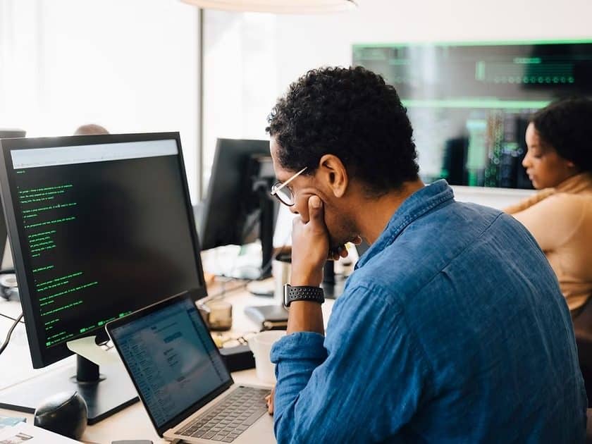 Expert analysant du code sur plusieurs écrans